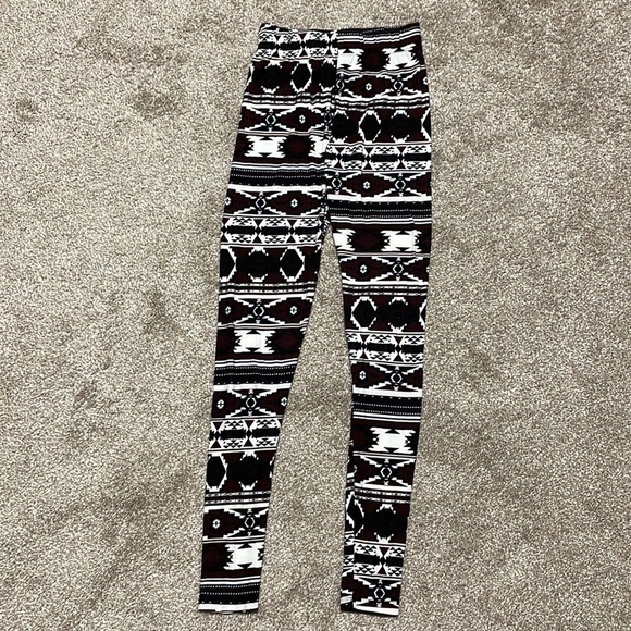 4/$24🦩 Aztec Leggings - Picture 3 of 8